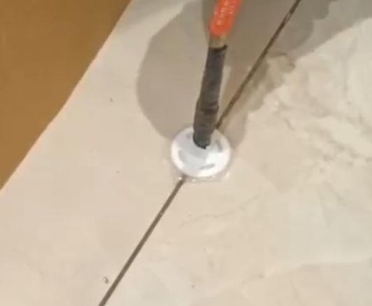 永胜瓷砖空鼓维修公司专业解答瓷砖在铺贴过程中，如果没有涂抹均匀到位的粘结材料（如水泥砂浆或瓷砖胶），可能会导致以下问题