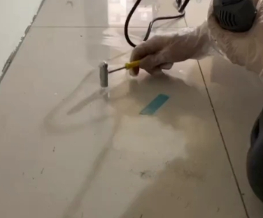 永胜瓷砖开裂维修公司专业分享瓷砖在铺贴前如果没有沥干水分，将会导致以下问题